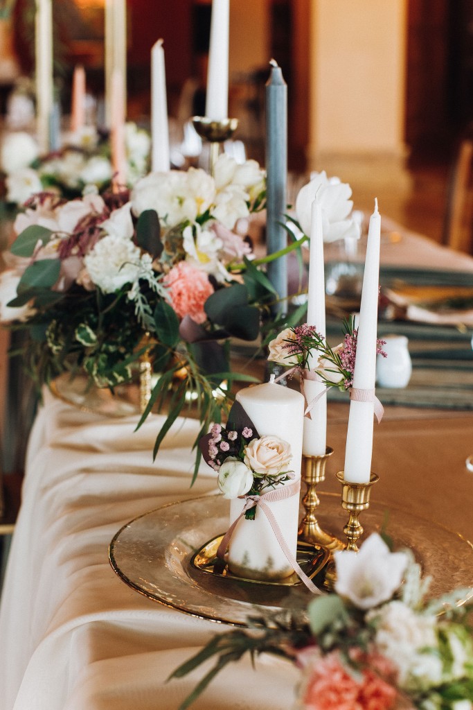 Kerzen und ein romantisches Bouquet auf einem dekorierten Tisch