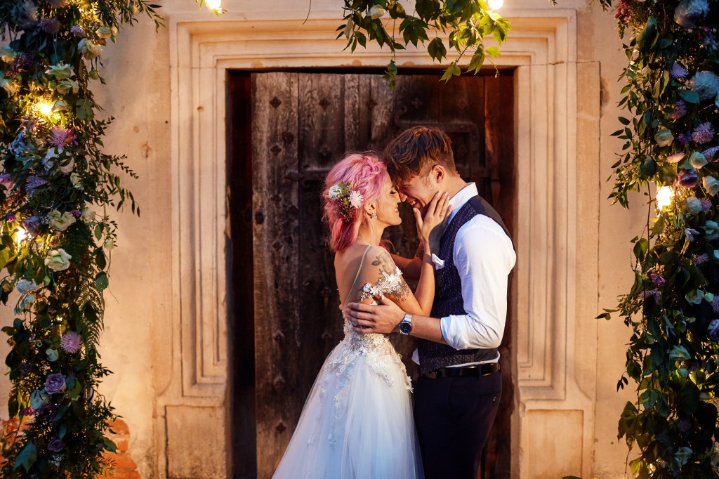 Ein glückliches Brautpaar in einer rustikalen Hochzeitslocation
