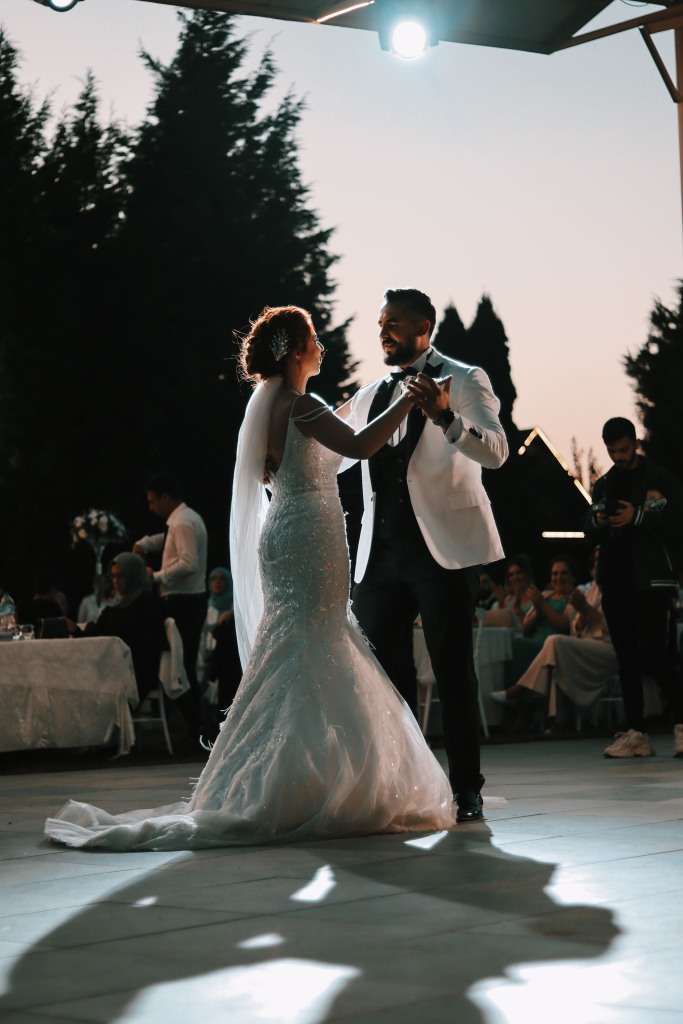 Hochzeitspaar tanzt auf Tanzfläche zum Hochzeitslied